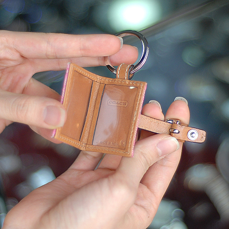 Coach(��ġ) �ñ׳�ó �ڰ��� Ű���̽� �̹���7 - ���̺��� �߰���ǰ