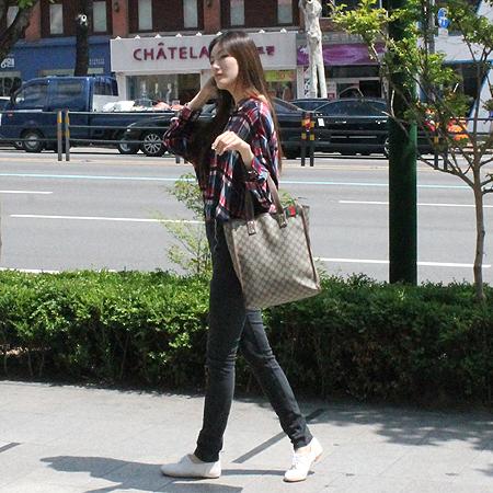 Gucci(����) 211135 GG �ΰ� PVC ��Ʈ�� �̹���6 - ���̺��� �߰���ǰ