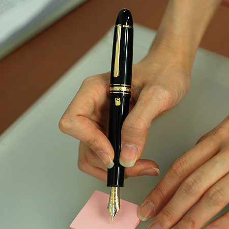 Montblanc(������) 146 ���̽��ͽ�ƣ 18K ���� ������ (�ջ����� M) �̹���6 - ���̺��� �߰���ǰ