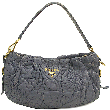 �����  �����