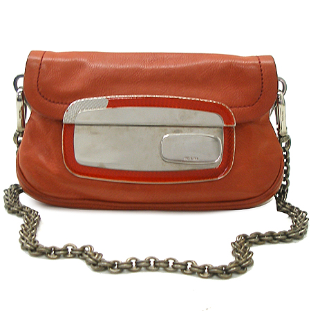 �����  �����