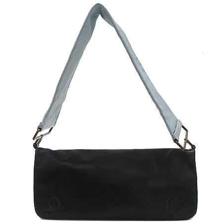 �����  �����