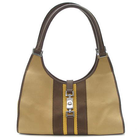 ����  �����