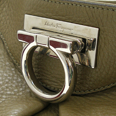 Ferragamo(��󰡸�) 21 B499 īŰ �׷��� ���� ũ�ν��� �̹���3 - ���̺��� �߰���ǰ