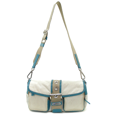 �����  �����