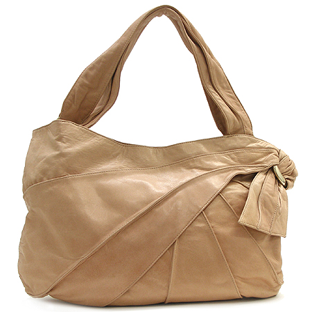 ����  �����