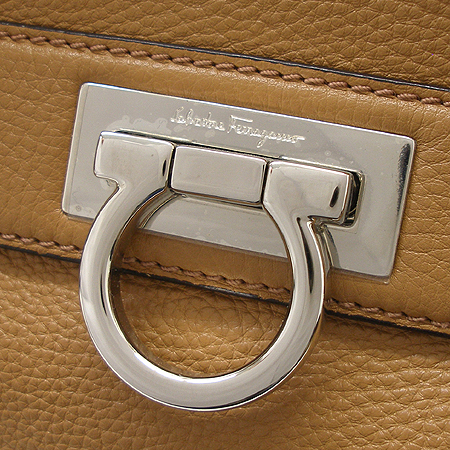 Ferragamo(��󰡸�) 21 C922 ī�ᷡ�� ���� ��ġ�Ϸΰ���� ����� �̹���4 - ���̺��� �߰���ǰ