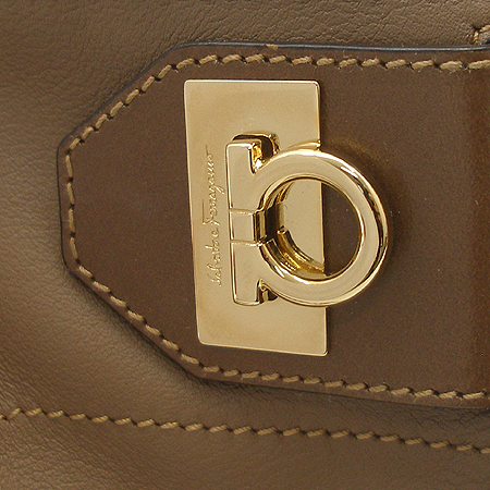 Ferragamo(��󰡸�) 22 B588 ���� ��ġ�� ��� Ŭ��ġ�� ü�� ũ�ν� ��Ʈ�� [��������] �̹���4 - ���̺��� �߰���ǰ
