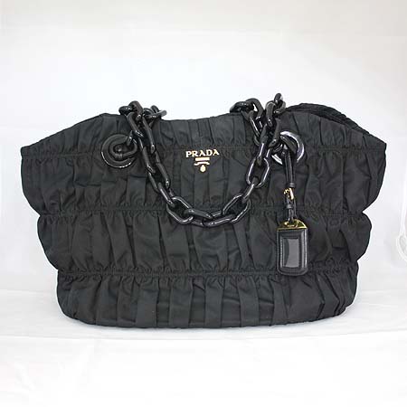 �����  �����