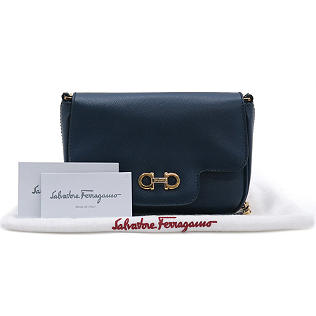 Ferragamo(��󰡸�) 21 C690 ���̺� ���ǾƳ� ���� ���� �̴� ũ�ν��� [��������] �̹���2 - ���̺��� �߰���ǰ