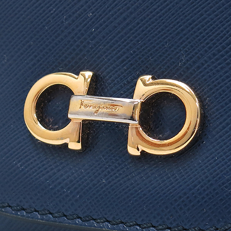 Ferragamo(��󰡸�) 21 C690 ���̺� ���ǾƳ� ���� ���� �̴� ũ�ν��� [��������] �̹���5 - ���̺��� �߰���ǰ