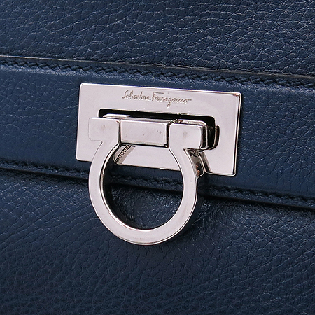 Ferragamo(��󰡸�) 21 D647 ���� ��ġ�� ��� ����������� ���� ũ�ν��� [�б�������] �̹���3 - ���̺��� �߰���ǰ