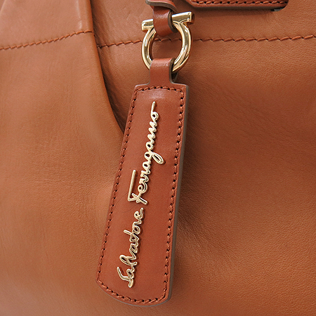 Ferragamo(��󰡸�) 21 C537 ī�� ���� ��Ʈ�� + ��� ��Ʈ�� �̹���4 - ���̺��� �߰���ǰ