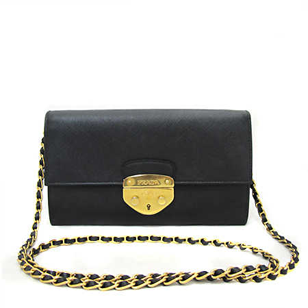 �����  �����