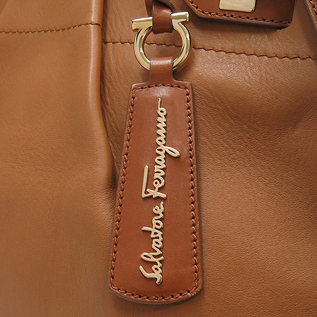 Ferragamo(��󰡸�) 21 C537 ī�� ���� ��Ʈ�� + ��� ��Ʈ�� �̹���3 - ���̺��� �߰���ǰ