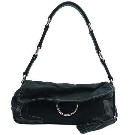 �����  �����