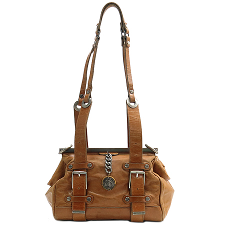 ����  �����