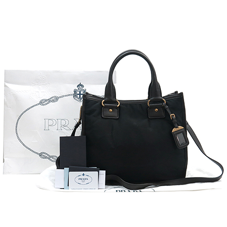 �����  �����