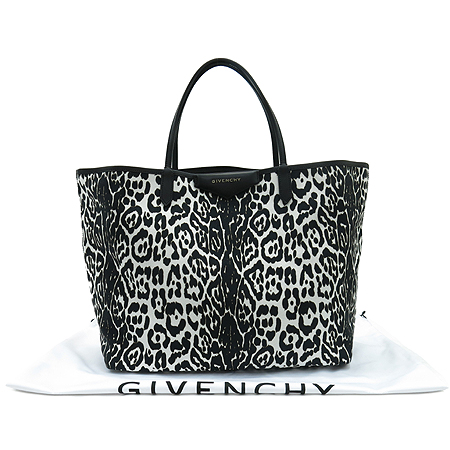 �����  �����