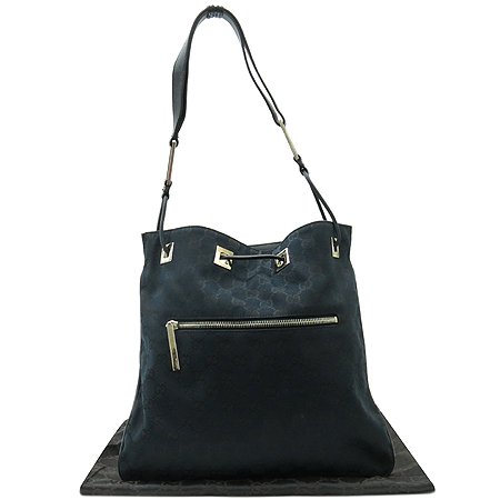 ����  �����