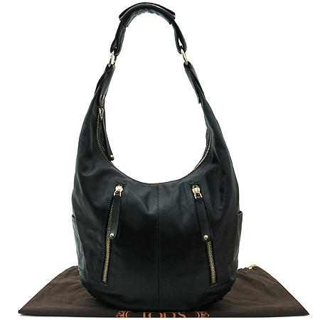 ����  �����