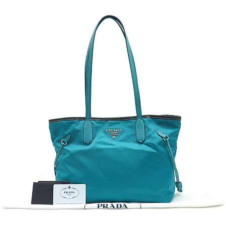 �����  �����