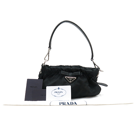 �����  �����