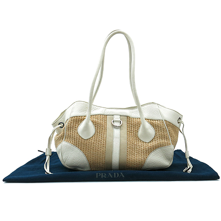 �����  �����