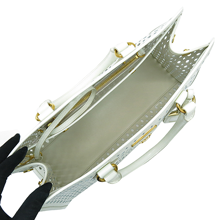 Prada(�����) BN2294 SAFFIANO VERNIC BLANCO ���ǾƳ� ������ ȭ��Ʈ ���� ����ΰ� ��Ʈ�� + �����Ŀ�ġ �̹���6 - ���̺��� �߰���ǰ