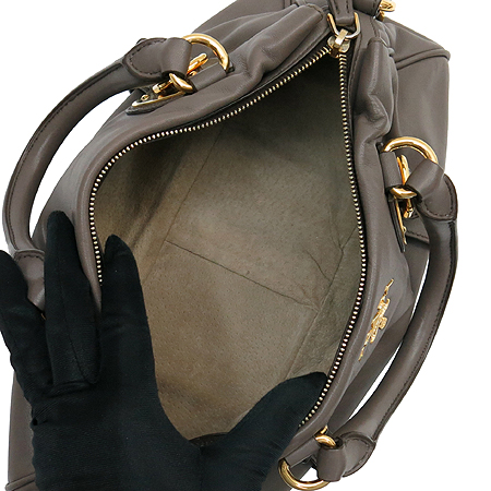 Prada(�����) BN1904 SOFT CALF (�۾�������) ��Ʈ�� + ��� ��Ʈ�� [�б�������] �̹���6 - ���̺��� �߰���ǰ