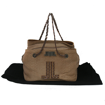 ����  �����