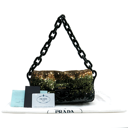 �����  �����