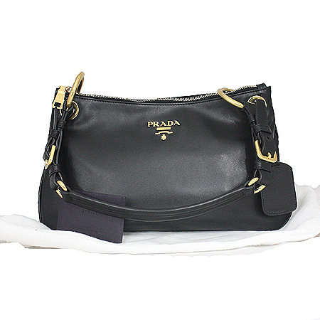 �����  �����