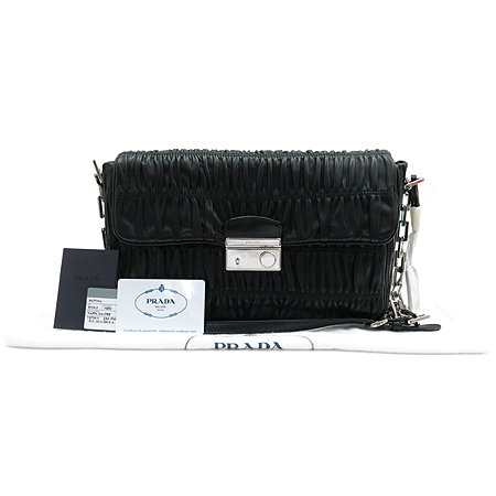 �����  �����