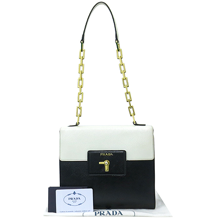 �����  �����