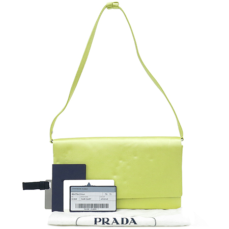 �����  �����