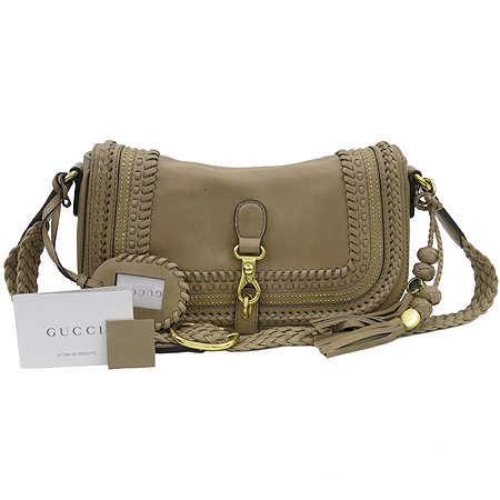 ����  �����