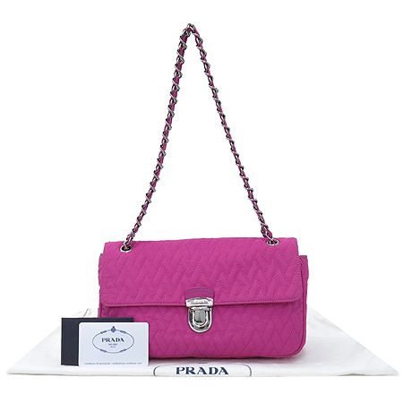 �����  �����