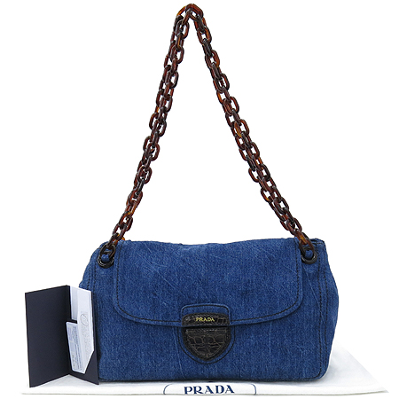 �����  �����