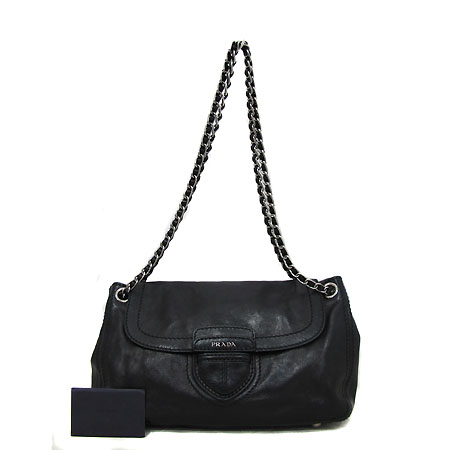 �����  �����