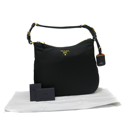 �����  �����