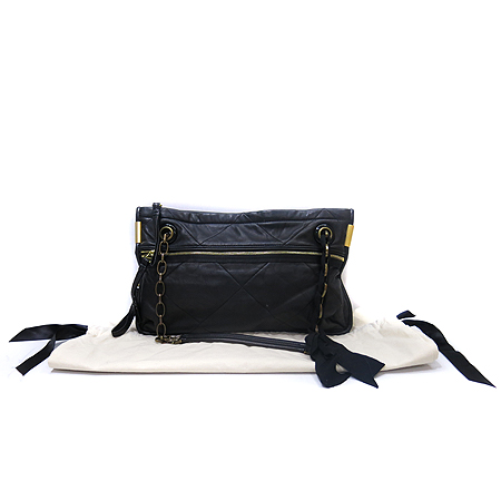 ����  �����