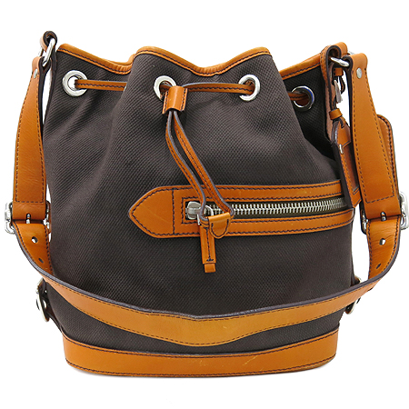 �����  �����