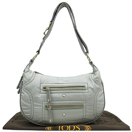 ����  �����