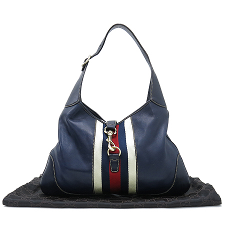 ����  �����