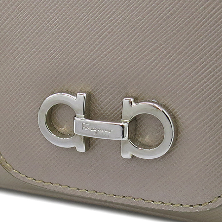 Ferragamo(��󰡸�) 21 B723 ���ǾƳ� ����Ż�� ���� ��ġ�Ϸΰ� ��� ü�� �簢 ����� �̹���4 - ���̺��� �߰���ǰ