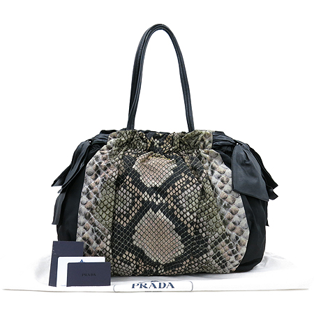 �����  �����