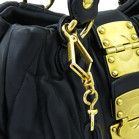 MiuMiu(�̿�̿�) RN0473 ��� �� ��Ŭ ���� ����Ų MATELASSE (��Ʈ���) ��Ʈ�� + �����Ʈ�� �̹���4 - ���̺��� �߰���ǰ