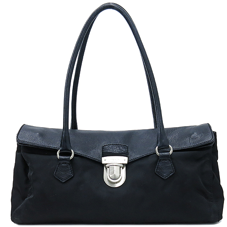 �����  �����