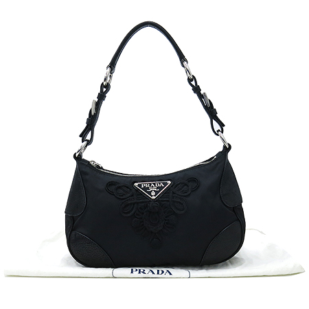 �����  �����